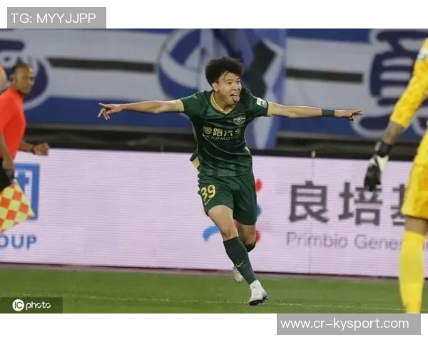 王钰栋热身赛遭泰国队飞踹重创痛苦倒地引发关注与担忧