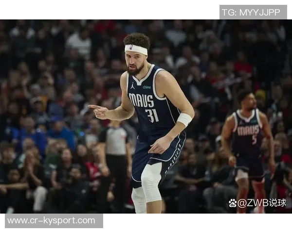 克莱手感回暖却遭冷落赛后愤怒扔水瓶表达不满情绪