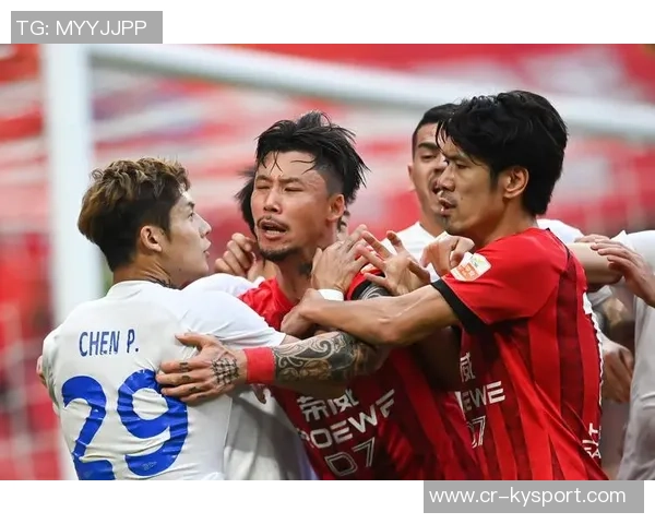 张琳芃与林加德场上冲突激烈主裁判果断出示黄牌警告两人